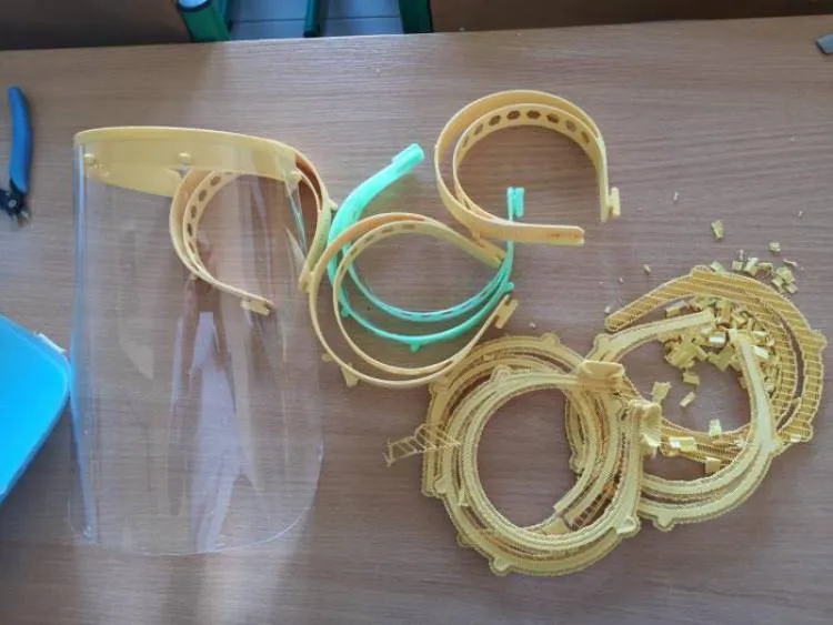 W Państwowej Wyższej Szkole Zawodowej w Nowym Sączu ruszyła produkcja przyłbic ochronnych dla medyków.