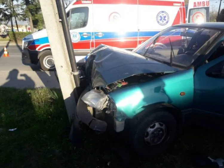 samochód osobowy uderzył w słup ul. Węgierska Nowy Sącz