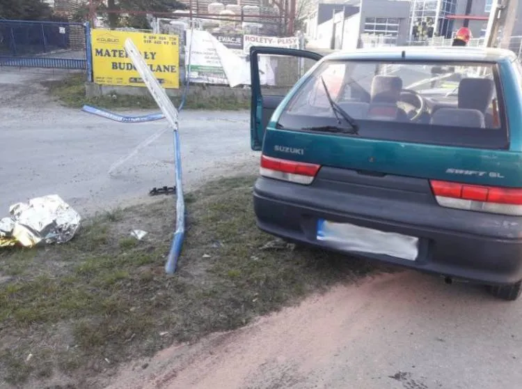 samochód osobowy uderzył w słup ul. Węgierska Nowy Sącz
