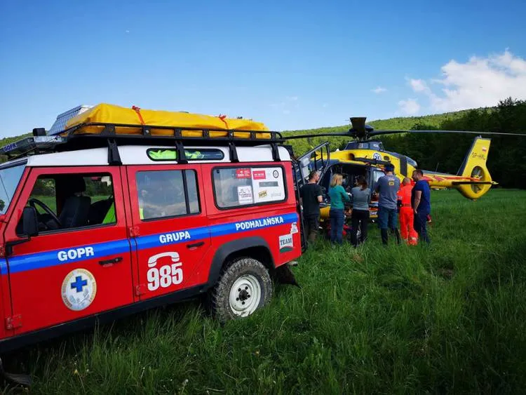 paralotniarz zawisł na drzewie w masywie Cietnia nad Wiśniową