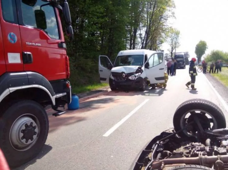 Zderzenie trzech samochodów osobowych we Frycowej