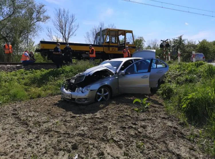 samochód osobowy wjechał pod jadącą torami drezynę Szalowa