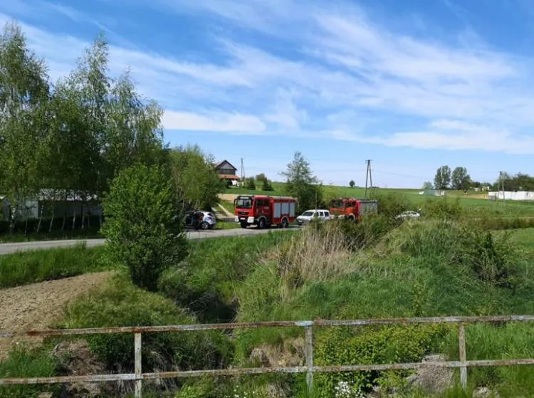 samochód osobowy wjechał pod jadącą torami drezynę Szalowa