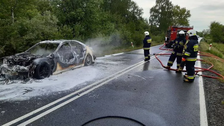 pożar osobówki na drodze wojewódzkiej Gorlice - Nowy Żmigród