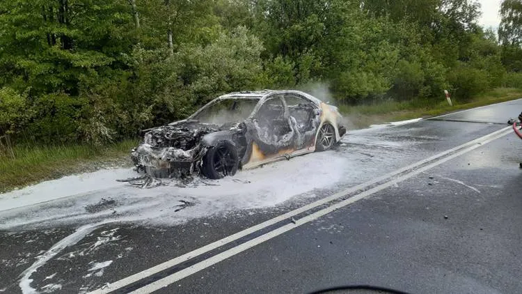 pożar osobówki na drodze wojewódzkiej Gorlice - Nowy Żmigród