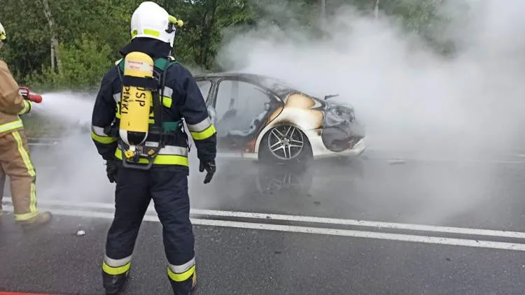 pożar osobówki na drodze wojewódzkiej Gorlice - Nowy Żmigród