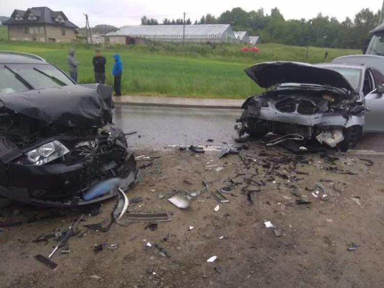 Witowice Dolne. Zderzenie dwóch aut osobowych na łuku drogi