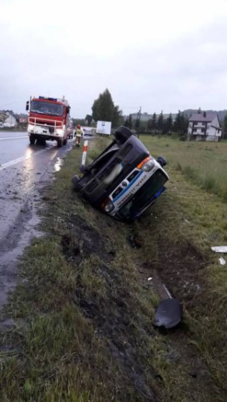 Bilsko. Karetka leżała na dachu w rowie