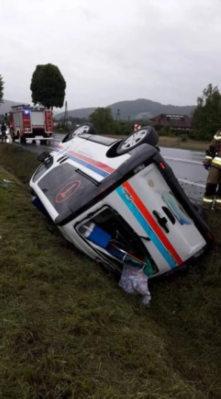 Bilsko. Karetka leżała na dachu w rowie