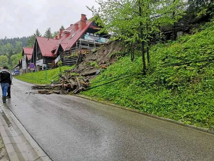 W Wierchomli Małej, na drogę osunęła się ziemia