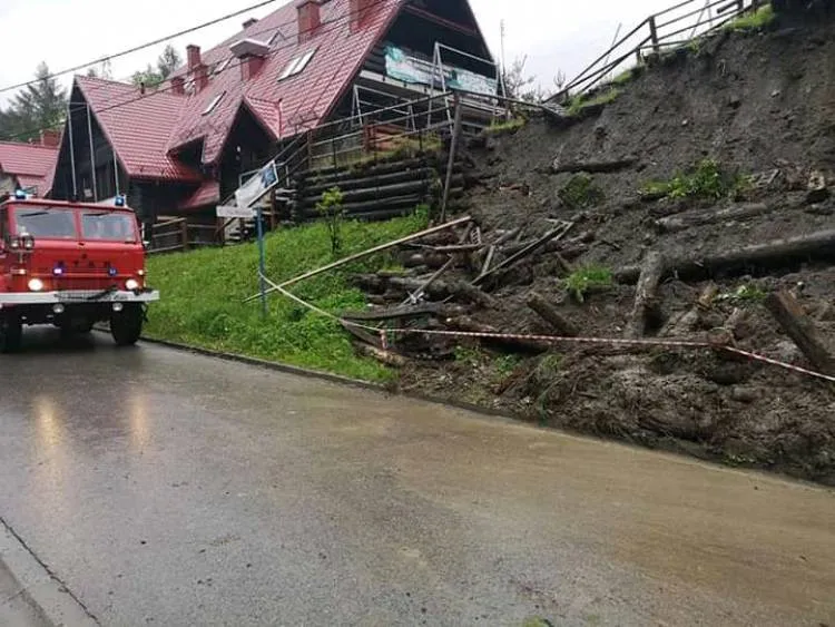 W Wierchomli Małej, na drogę osunęła się ziemia