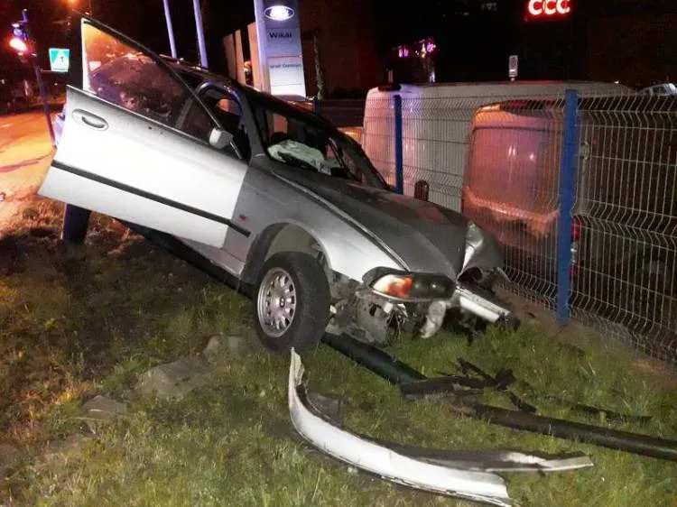 Na Węgierskiej osobówka wypadła z drogi i uderzyła w latarnie