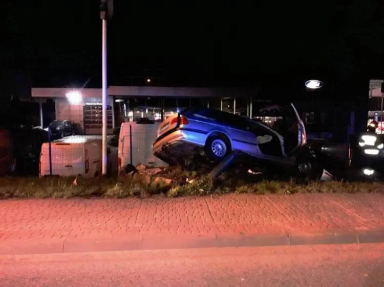 Na ul. Węgierskiej osobówka wypadła z drogi i uderzyła w latarnie Nowy Sącz