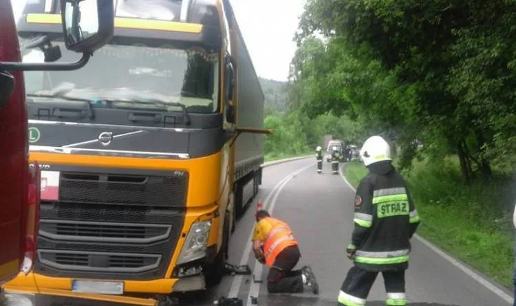 W Łososinie Dolnej samochód osobowy zderzył się z ciężarówką