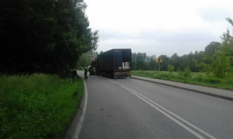 W Łososinie Dolnej samochód osobowy zderzył się z ciężarówką