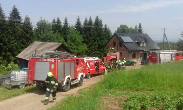 Pożar w Bukowcu. 9 zastępów i 43 strażaków walczyło z ogniem