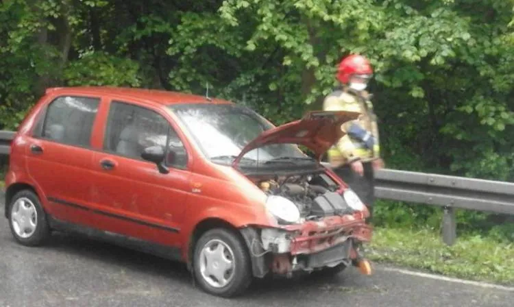 Librantowa. Samochód wypadł z drogi i uderzył w barierki