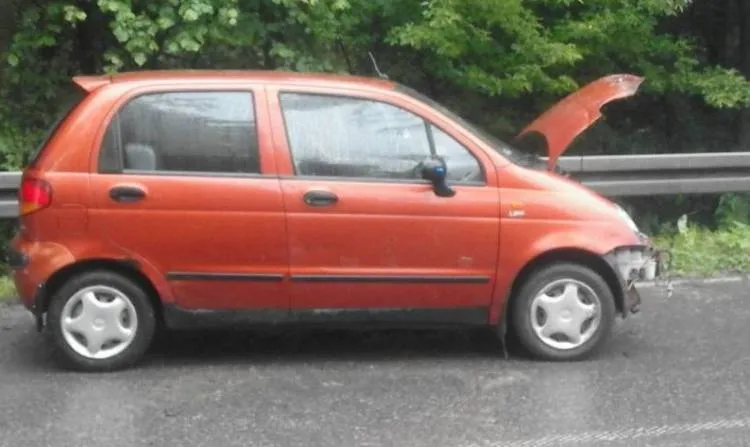 Librantowa. Samochód wypadł z drogi i uderzył w barierki