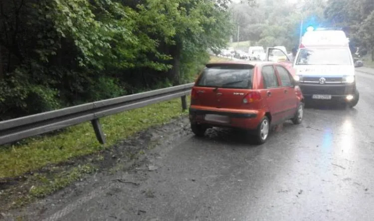 Librantowa. Samochód wypadł z drogi i uderzył w barierki