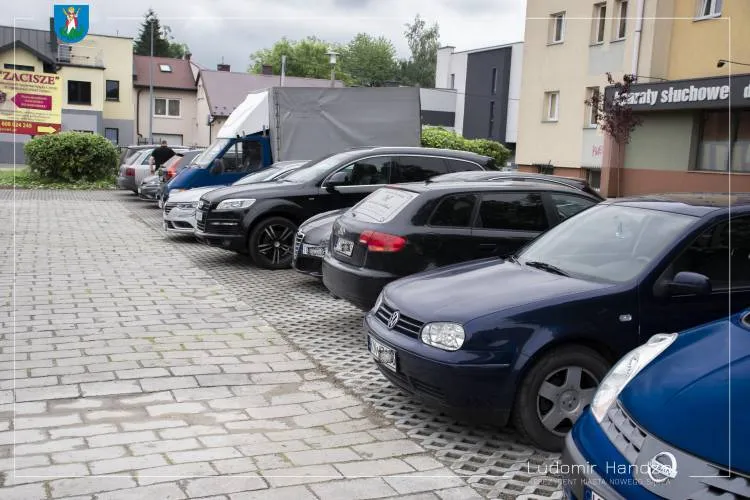 Koniec remontu chodnika i parkingu przy skrzyżowaniu ulic Nawojowskiej i Królowej Jadwigi Nowy Sącz