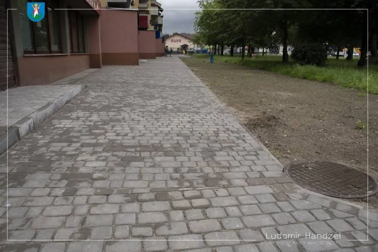 Koniec remontu chodnika i parkingu przy skrzyżowaniu ulic Nawojowskiej i Królowej Jadwigi Nowy Sącz