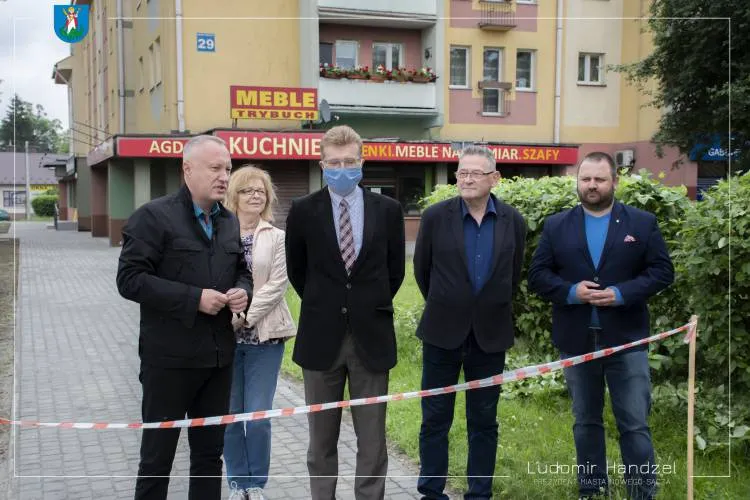 Koniec remontu chodnika i parkingu przy skrzyżowaniu ulic Nawojowskiej i Królowej Jadwigi Nowy Sącz