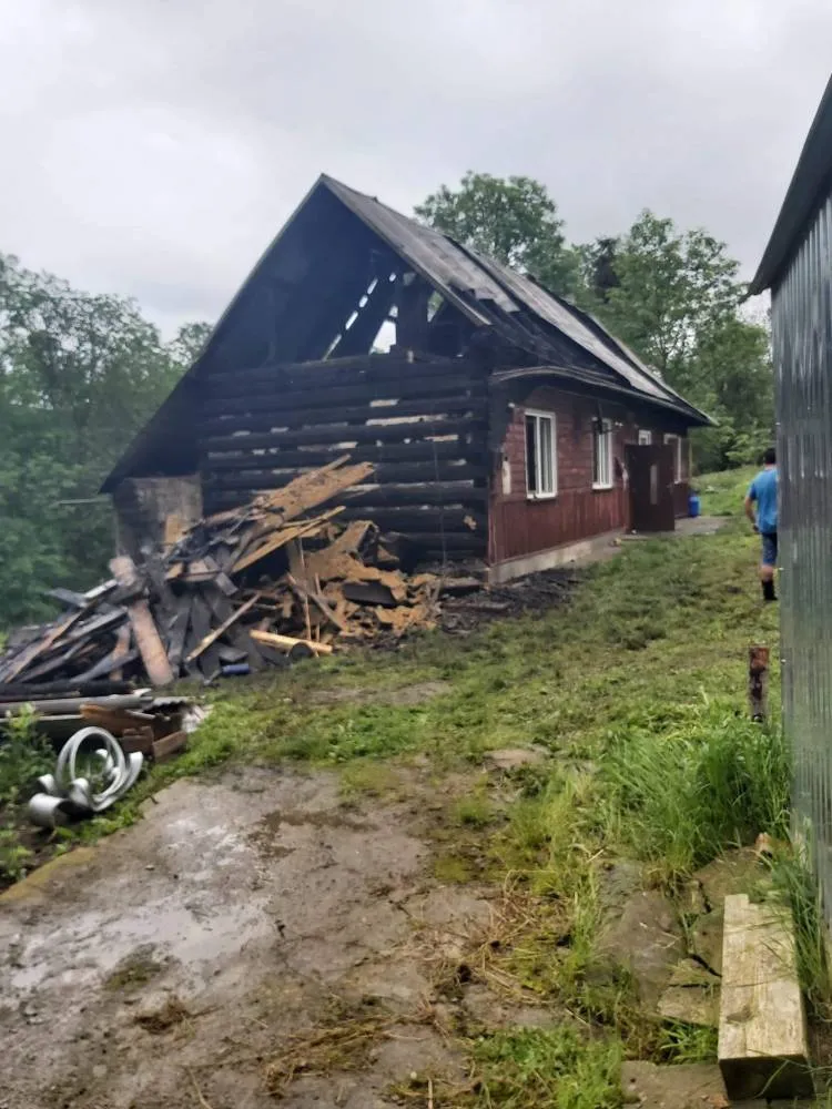 Pożar drewnianego budynku mieszkalnego w miejscowości Niedźwiedź