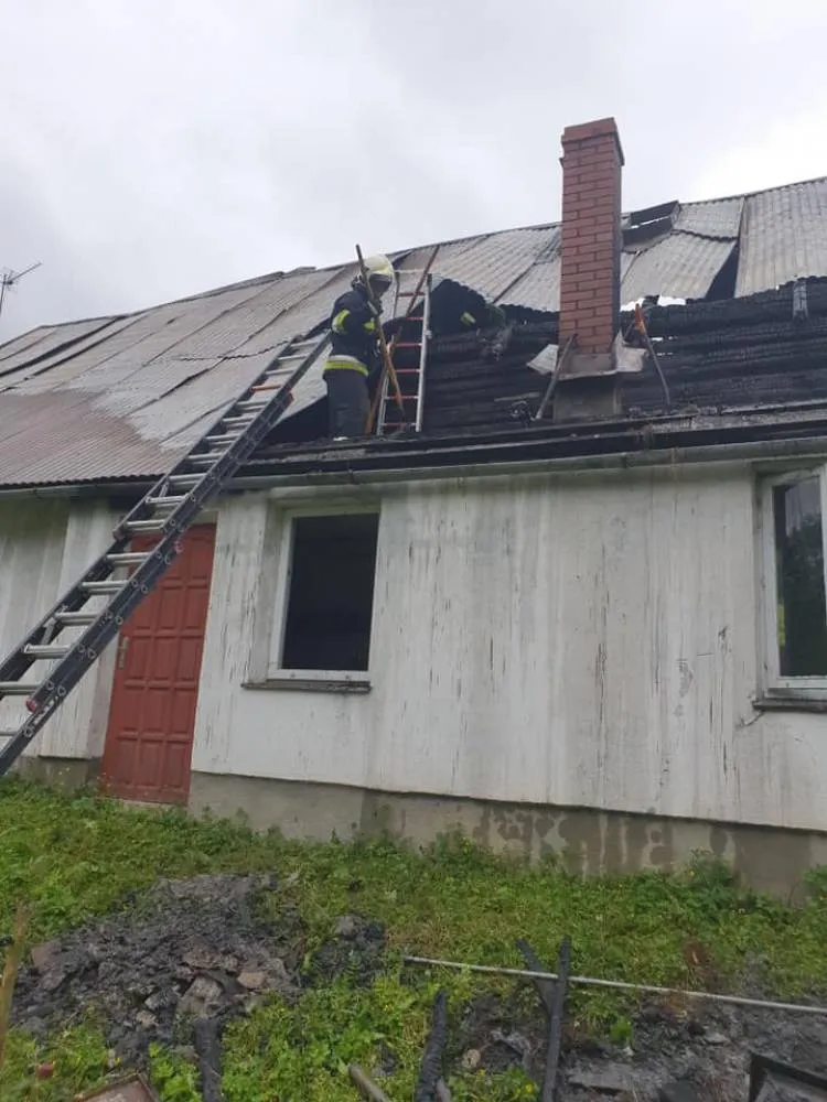 Pożar drewnianego budynku mieszkalnego w miejscowości Niedźwiedź