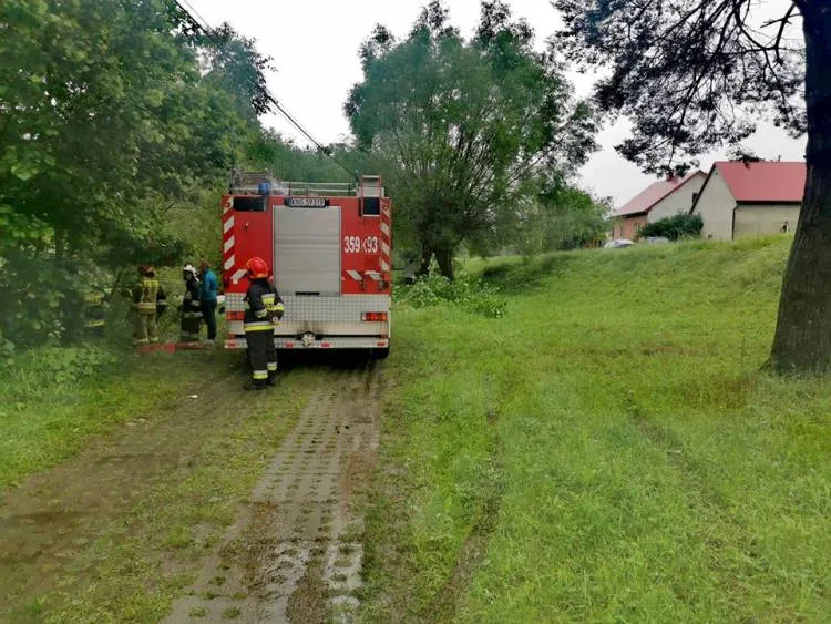 Długołęka-Świerkla. Samochód wpadł do rzeki