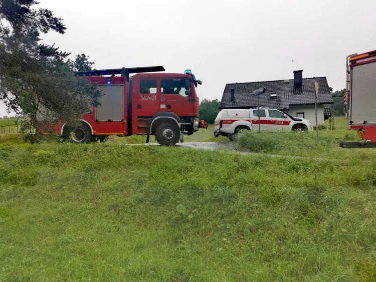 Długołęka-Świerkla. Samochód wpadł do rzeki