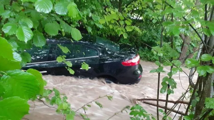 Długołęka-Świerkla. Samochód wpadł do rzeki