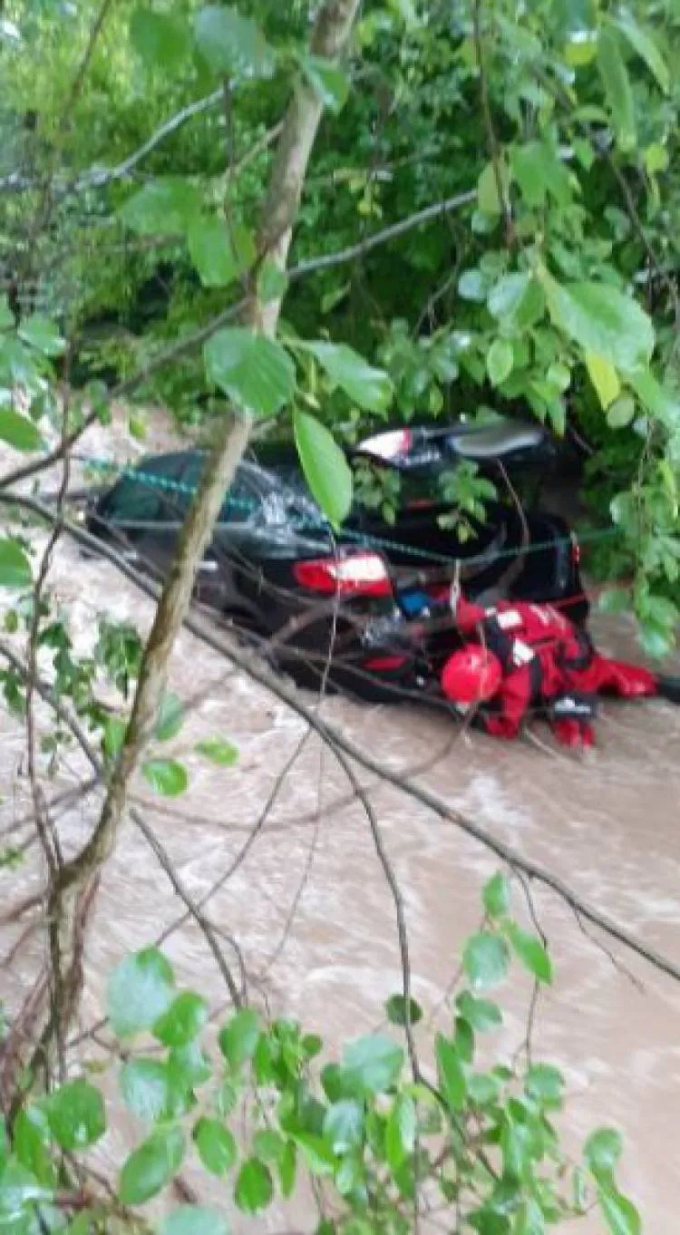 Długołęka-Świerkla. Samochód wpadł do rzeki