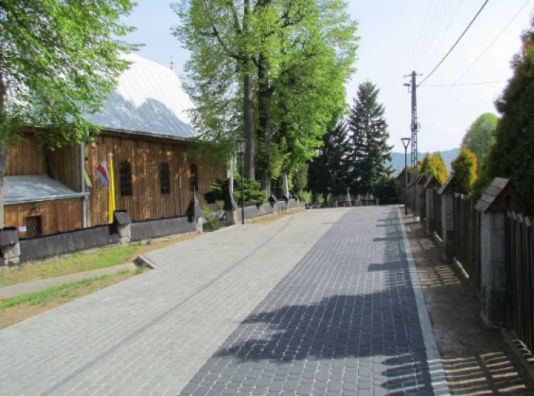 Zakończyła się modernizacja i budowa infrastruktury turystycznej wokół zabytkowego kościoła w Rożnowie