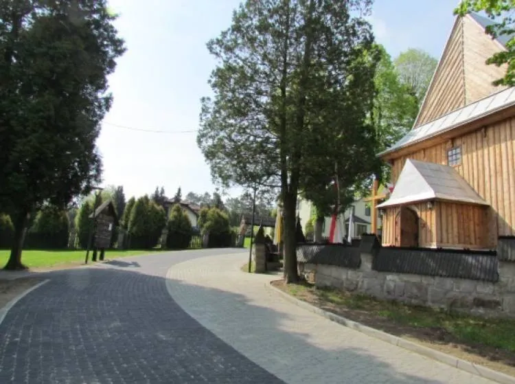 Zakończyła się modernizacja i budowa infrastruktury turystycznej wokół zabytkowego kościoła w Rożnowie