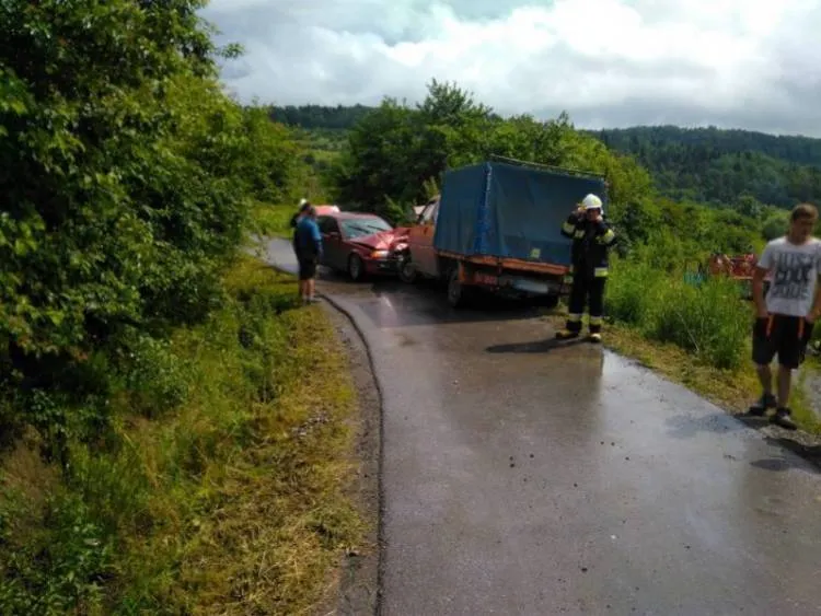 Zderzenie samochodu osobowego i ciężarowego Wola Kosnowa