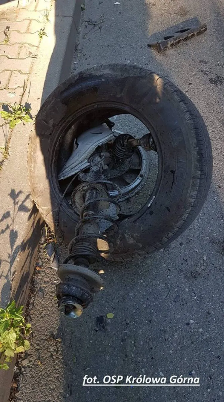 Kamionka Wielka. Kolizja dwóch pojazdów. Jeden z nich wylądował na dachu