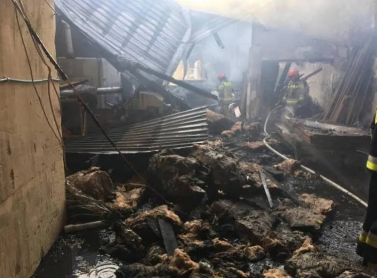 Kilkanaście zastępów straży walczyło z pożarem hali magazynowo-produkcyjnej w Wielopolu