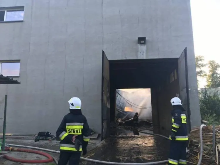 Pożar hali magazynowo-produkcyjnej w Wielopolu