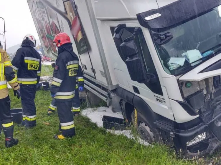 Wypadek w Łososinie Dolnej. Zderzenie dwóch samochodów dostawczych i ciężarówki