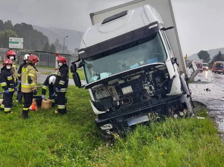 Wypadek w Łososinie Dolnej. Zderzenie dwóch samochodów dostawczych i ciężarówki