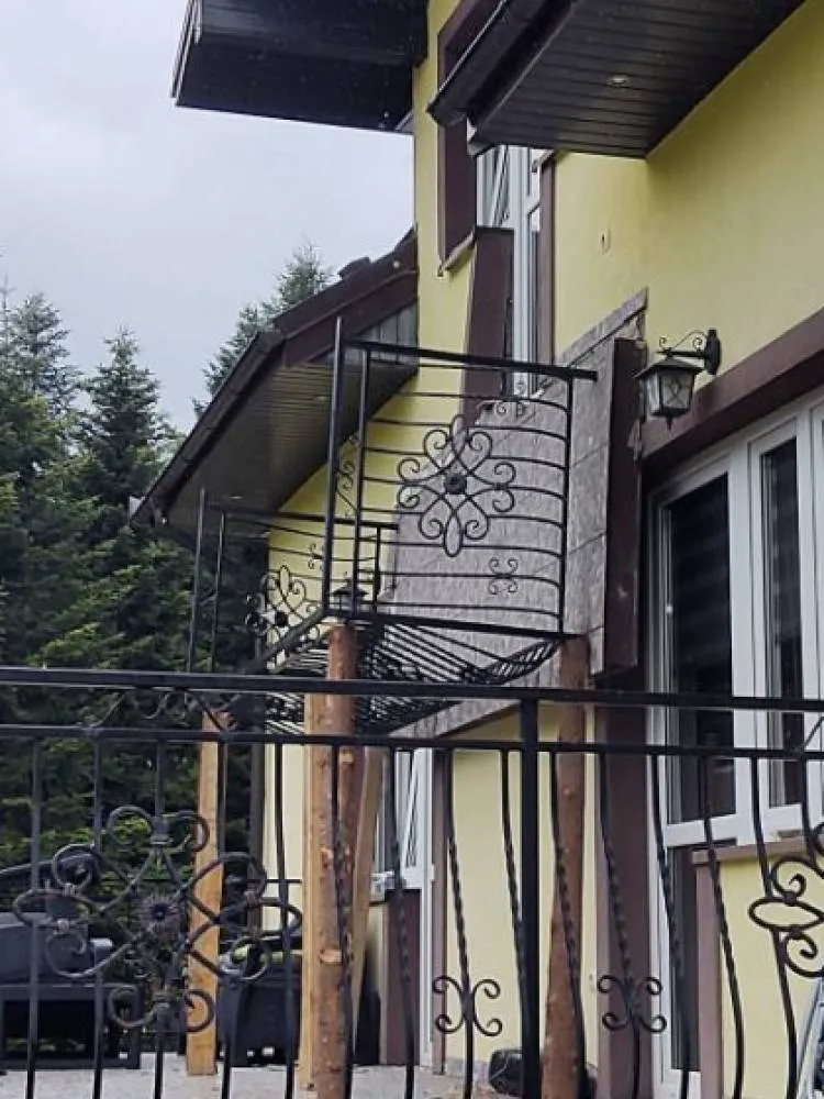 Stara Wieś. Pod domownikami zerwał się balkon