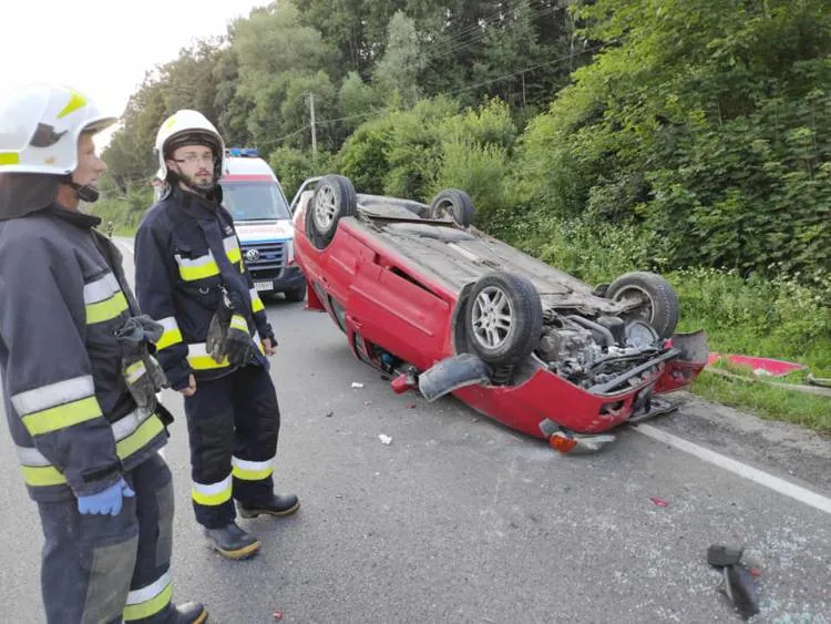 Dobra. Samochód zderzył się z wozem konnym