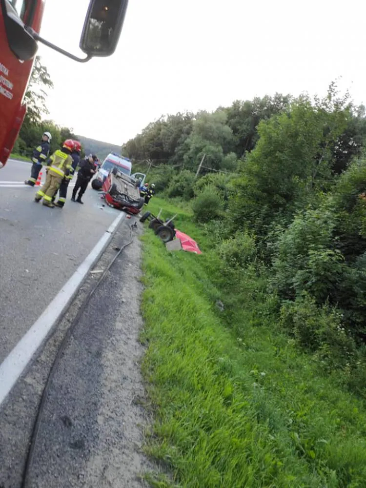 Dobra. Samochód zderzył się z wozem konnym