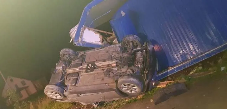 Nowa Wieś. Osobówka zjechała z drogi i uderzyła w kontener budowlany