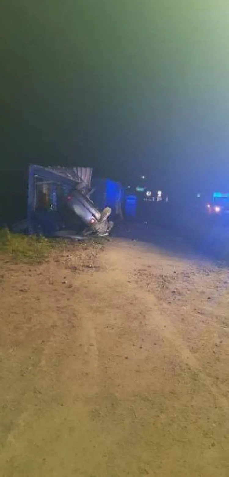 Nowa Wieś. Osobówka zjechała z drogi i uderzyła w kontener budowlany