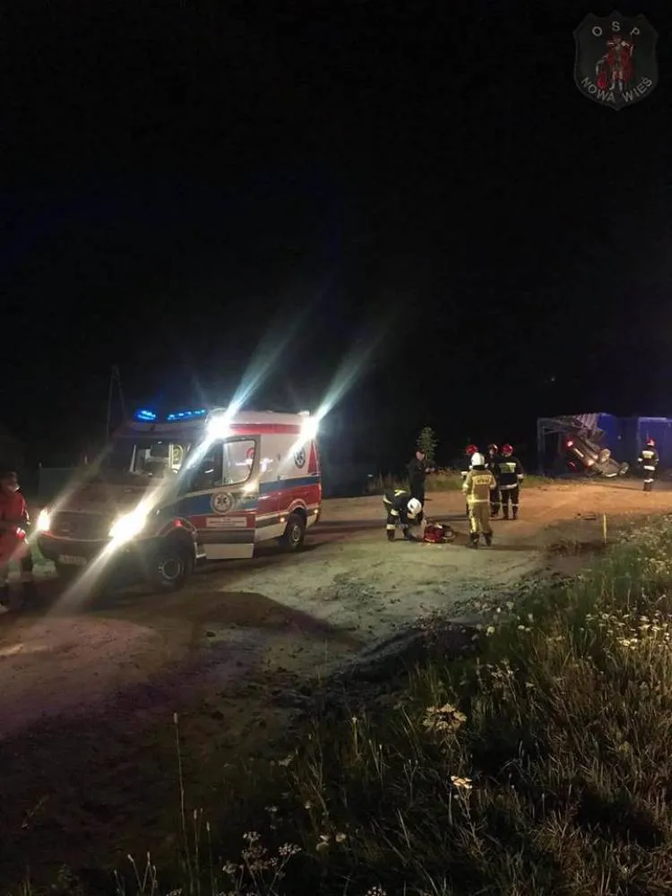 Nowa Wieś. Osobówka zjechała z drogi i uderzyła w kontener budowlany