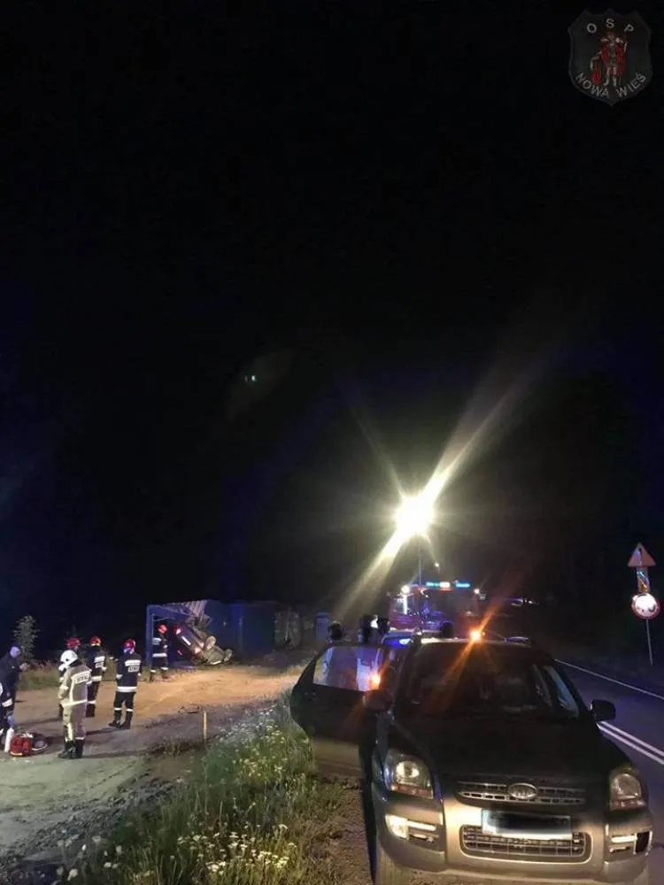 Nowa Wieś. Osobówka zjechała z drogi i uderzyła w kontener budowlany