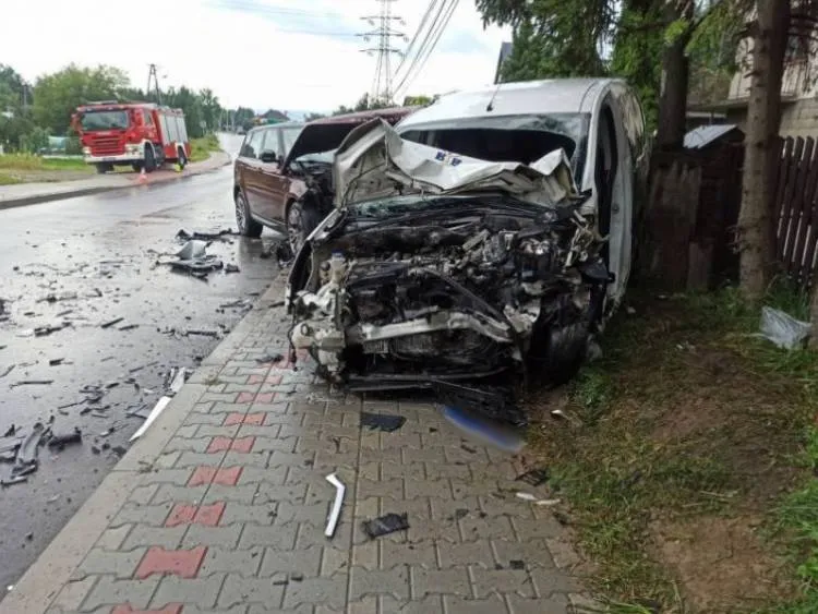 Zderzenie dwóch aut na ul. Marcinkowickiej w Chełmcu. Jedna osoba była zakleszczona w rozbitym pojeździe