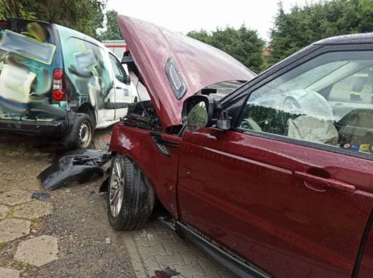 Zderzenie dwóch aut na ul. Marcinkowickiej w Chełmcu. Jedna osoba była zakleszczona w rozbitym pojeździe