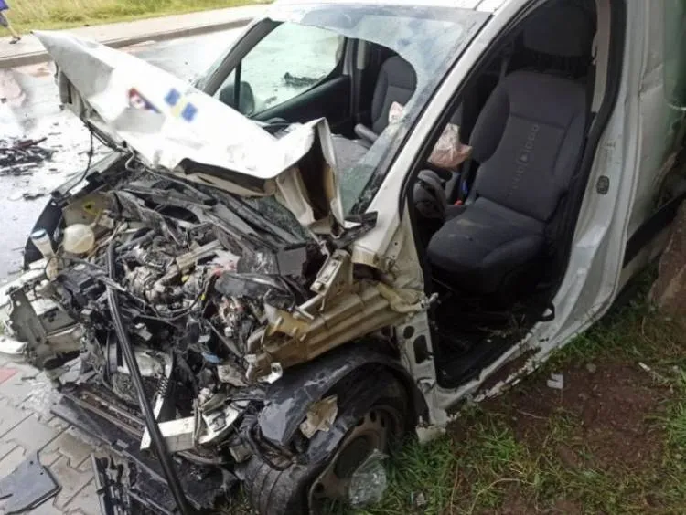 Zderzenie dwóch aut na ul. Marcinkowickiej w Chełmcu. Jedna osoba była zakleszczona w rozbitym pojeździe